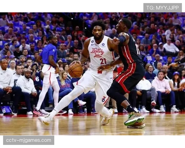 热火76人比赛中场，阿德巴约与恩比德友好交流展现球星风范