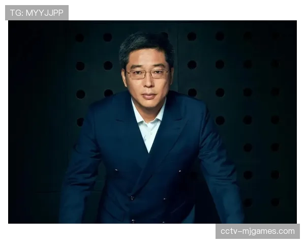 特写镜头：看台上，伯恩茅斯老板面色凝重注视比赛