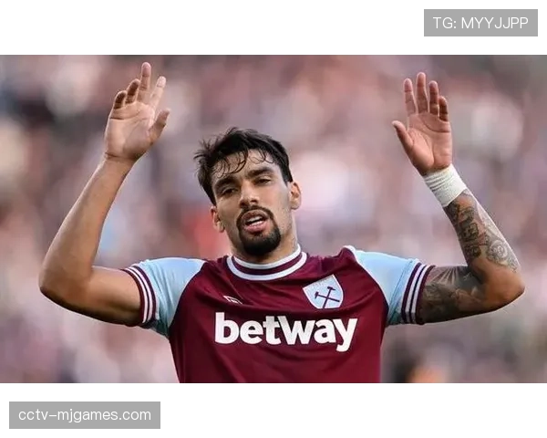 特写:西汉姆联球员帕奎塔一次关键拦截破坏对方绝佳反击机会