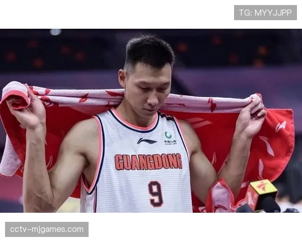 冠军时刻：易建联作为嘉宾为广东队颁发冠军鼎，与老队友们相拥庆祝